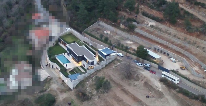 Рација во вилата на Звицер во Котор (ФОТО)