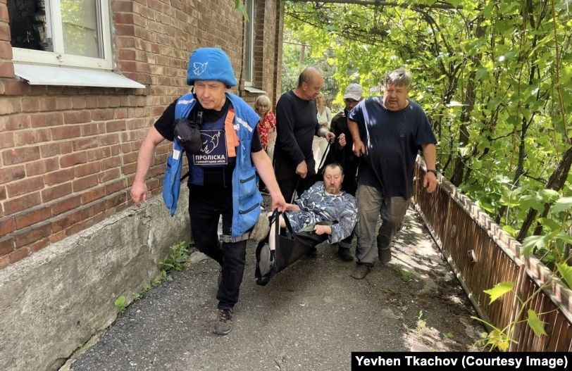 „Бог ми помага да заборавам“: Хуманитарец евакуира жители од линијата на фронтот во Украина