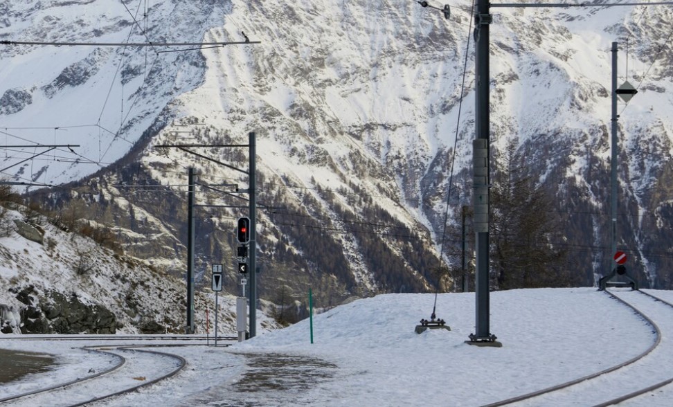 Лавина затрупа железничка пруга во Швајцарија, воз излета од шините – неколку лица повредени