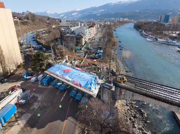 Мостот од 1.400 тони успешно преместен 100 метри