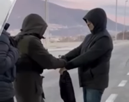 Објавено видео од приведувањето на Груби – ексвицепремиерот со насмевка ѝ се предаде на полицијата