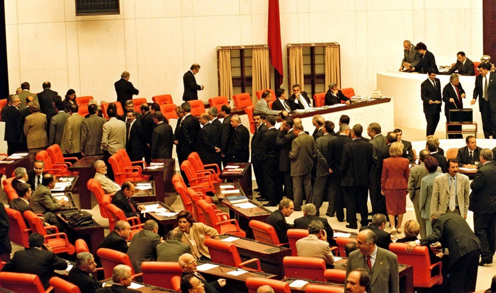 (Видео) Тепачка во турскиот парламент додека новиот министер за правда полагаше заклетва