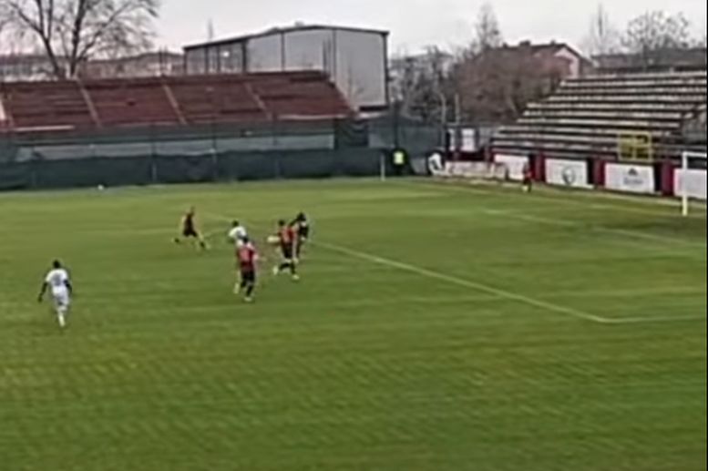 Голманот на Шкендија со „бомба“ директно го погоди – камерманот на трибини (ВИДЕО)