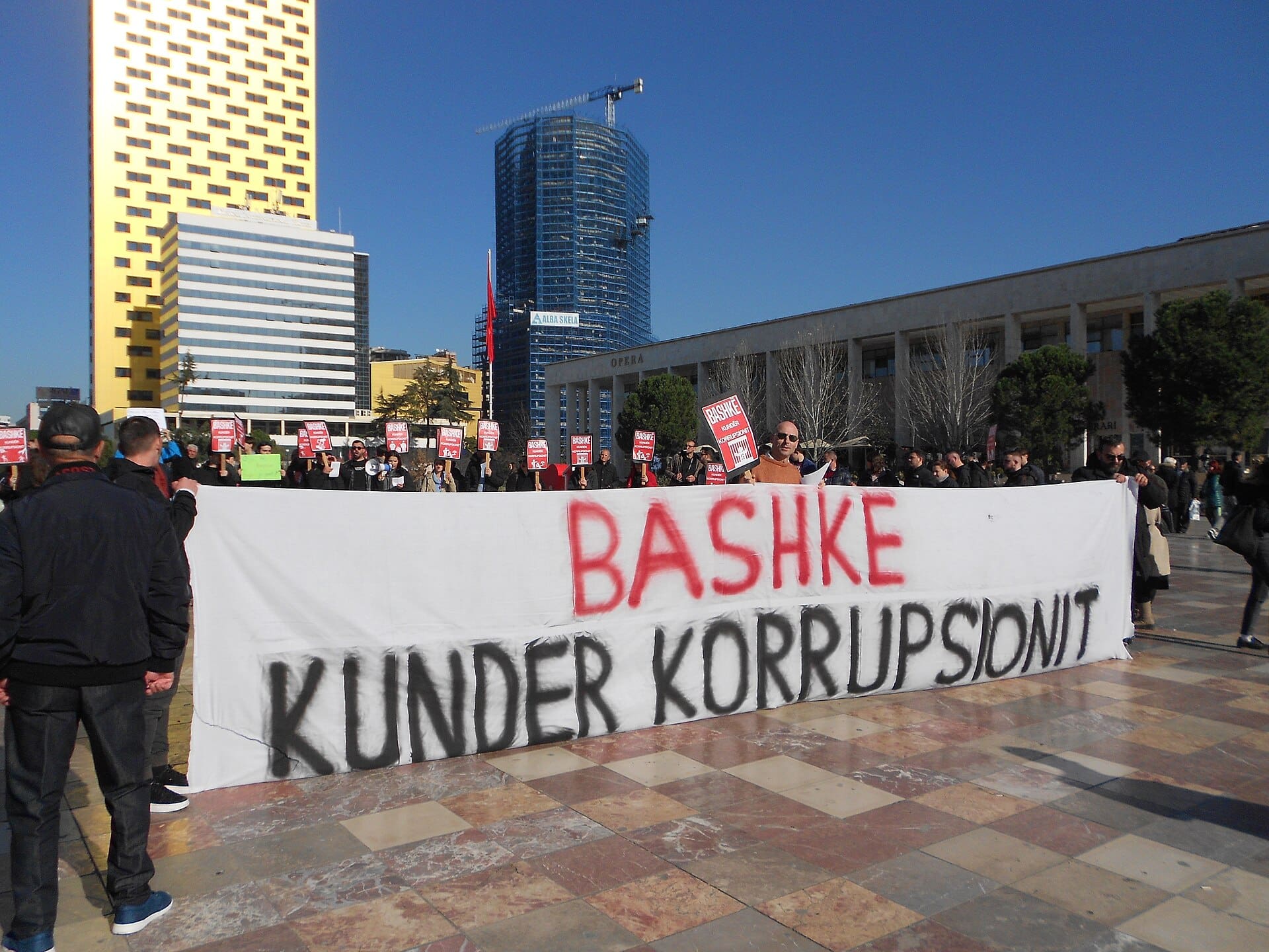 ПРОТЕСТИТЕ ВО ТИРАНА ЕСКАЛИРАА ВО НАСИЛСТВО, приведено 21 лице на протестот против корупција