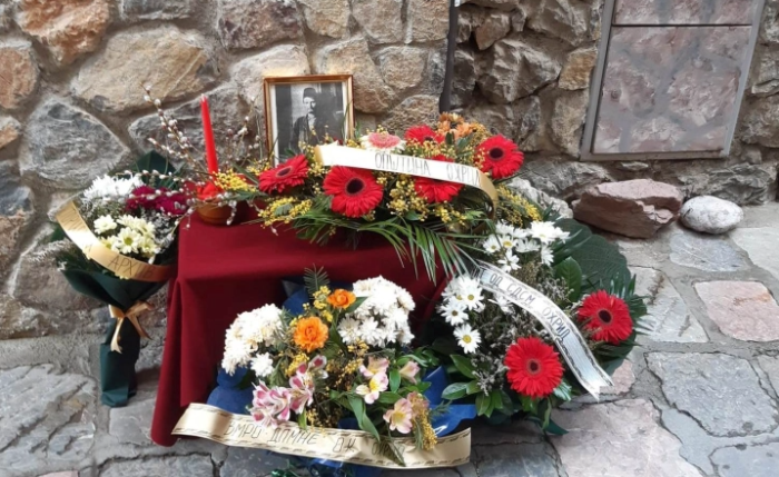 Цвеќе пред спомен-плочата на гемиџијата Марко Бошнаков во Охрид за 118-годишнината од неговата смрт