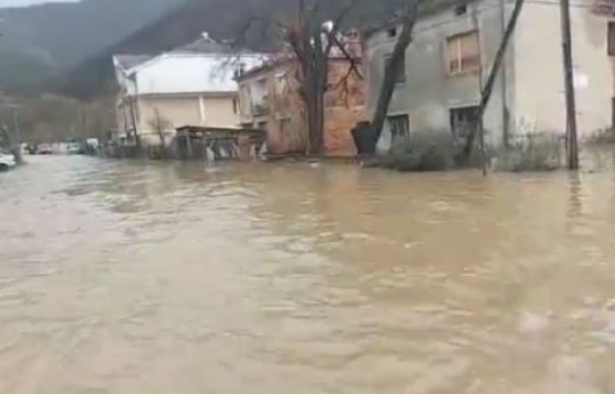 Во Гостивар две деца и нивната мајка останаа заробени во домот поради поплавите