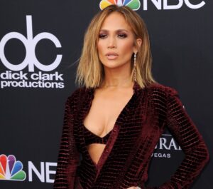 (Фото) Убиствените стомачни мускули на Џеј Ло предизвикаа лавина од коментари