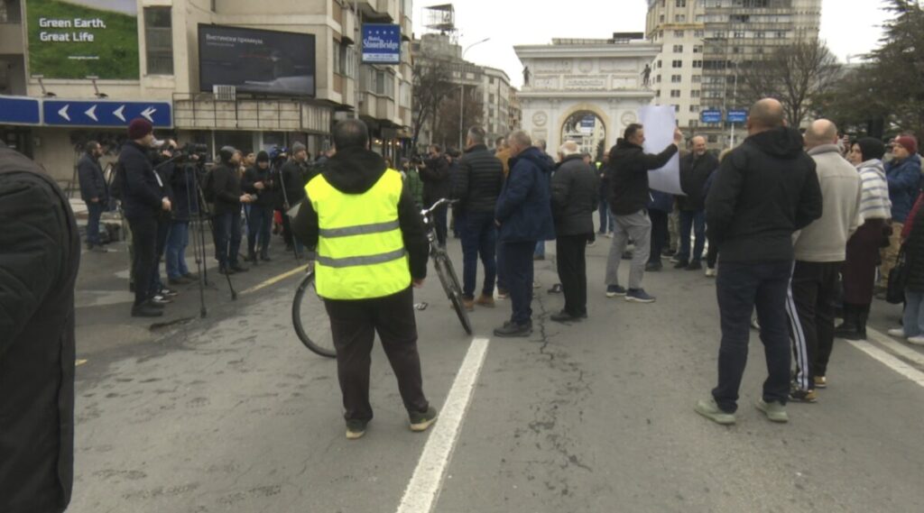 ССМ и работниците го блокираа Собранието: „Политичарите се како гулабите, кога се долу ти јадат од рака“