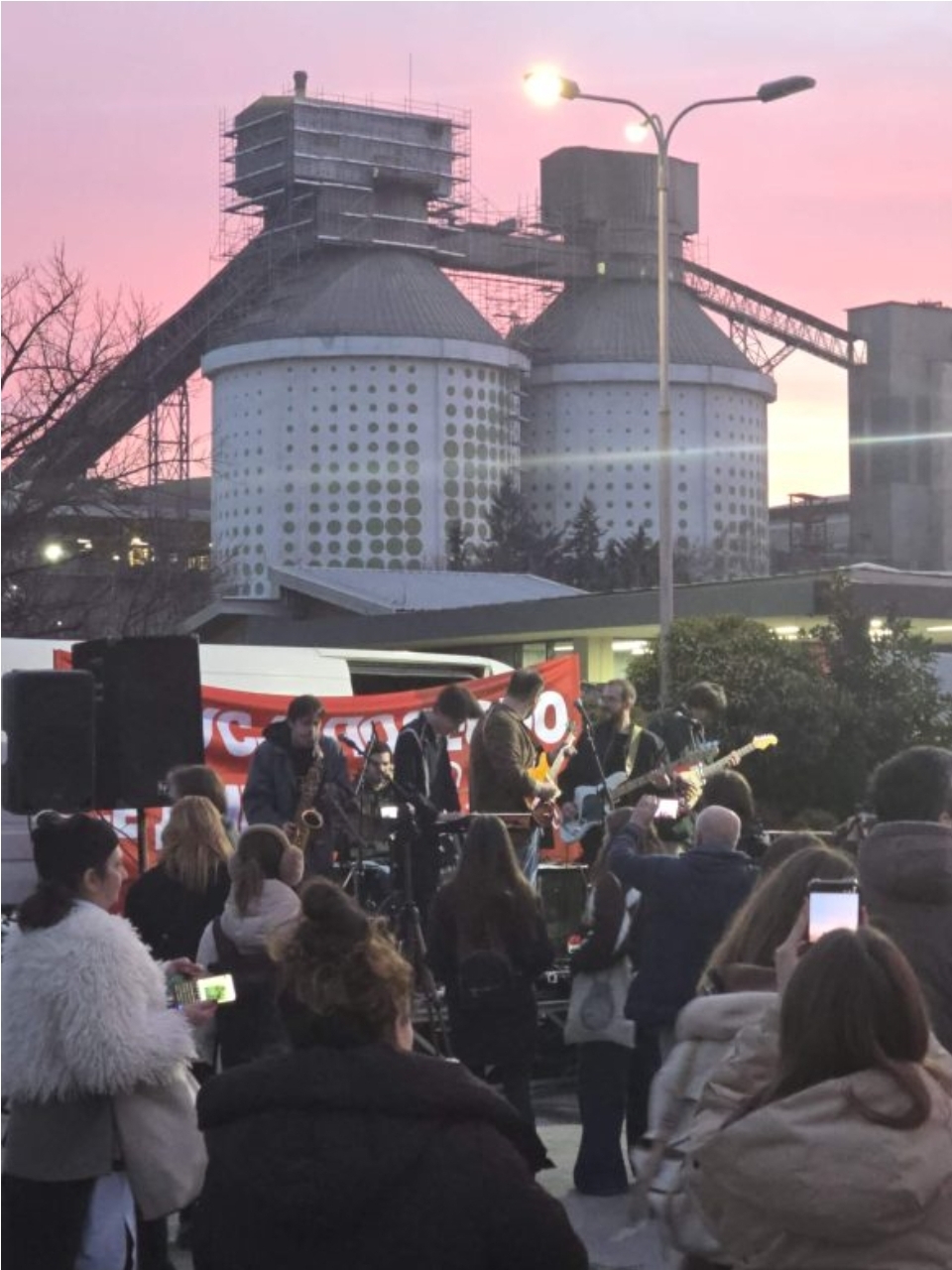 (ВИДЕО) „Блокада фест“ пред Титан Усје – протест со жива свирка