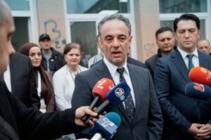 Хонорарците од тетовската болница повторно добија ветување за трајно вработување