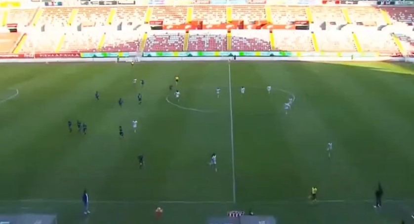 Тешко е во Мексико да се игра фудбал: Фудбалерки бегаа по терен – мислеа дека одекнуваат пуктоници (ВИДЕО)