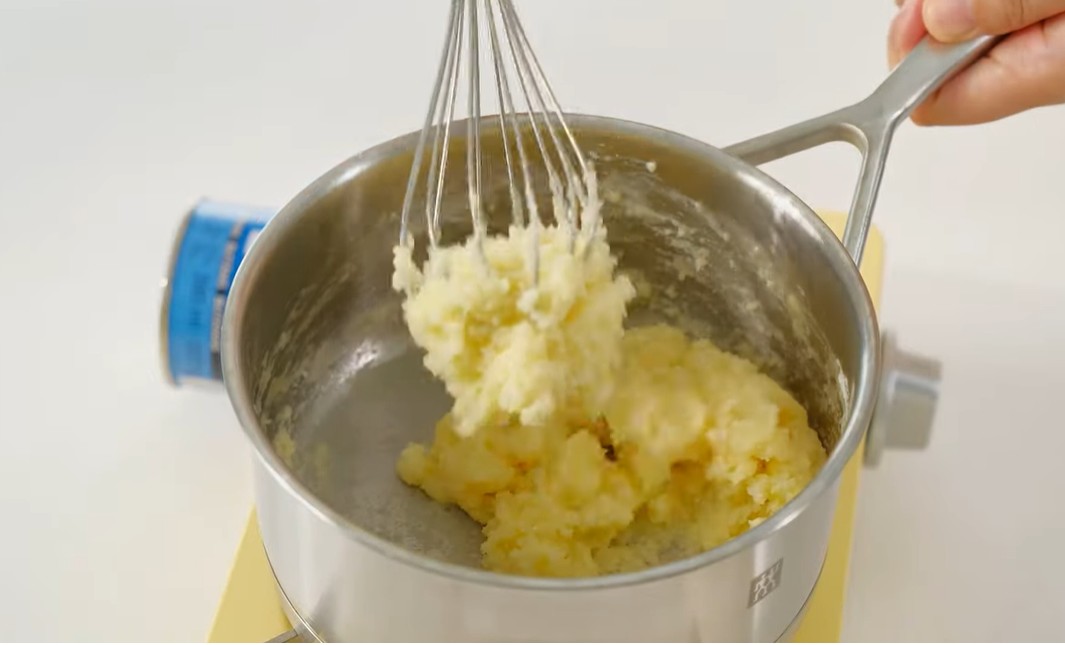 Еклери што исчезнуваат за минута: Совршен десерт што се топи во устата и се подготвува брзо и лесно!