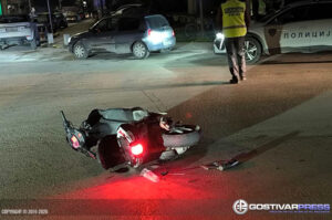Малолетник кој без дозвола возел мопед удрил во полицаец на улица во Гостивар