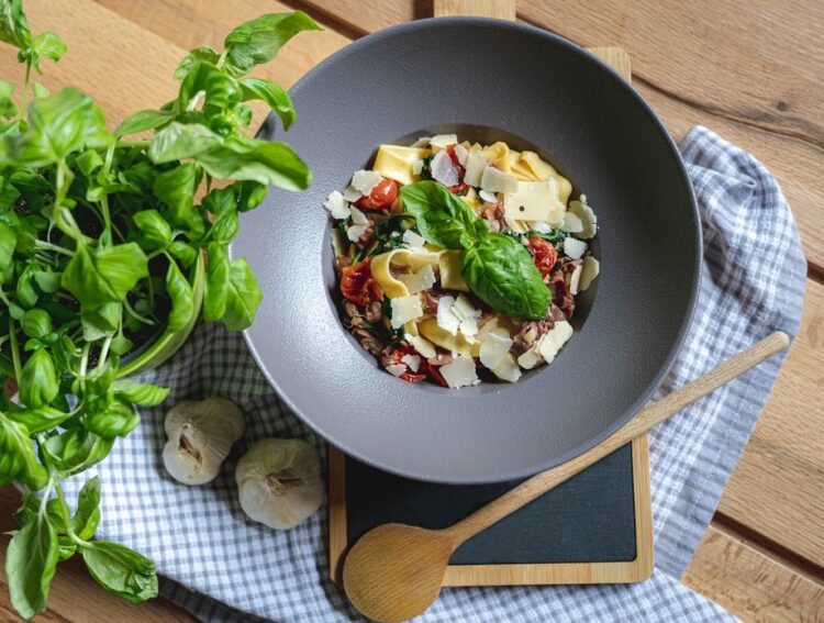 РЕЦЕПТ НА ДЕНОТ: Ароматични тестенини со сушен домат и пилешко