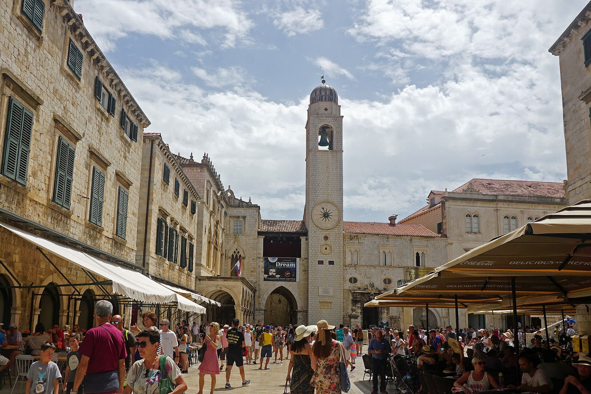 СТОП ЗА ДИВЕЕЊЕТО НА ПИЈАНИ ТУРИСТИ: Хрватска им дава право на општините да забранат продажба на алкохол по 20 часот