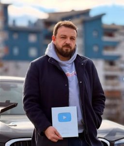 100.000 пати фала! Слаткар ја доби Јутјуб плакетата – и порачува: Ова е само почеток