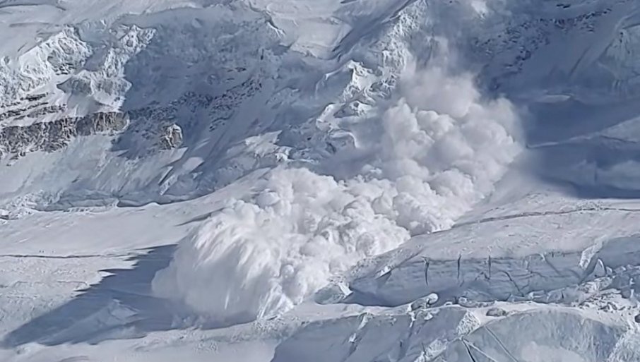 Лавина во Австрија, загинаа двајца сноубордери