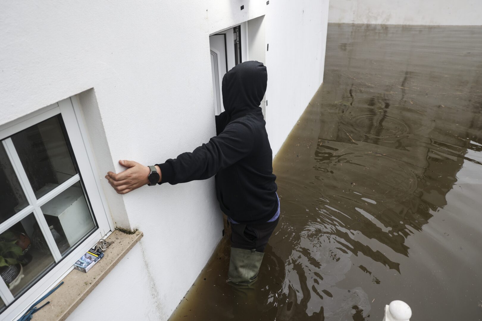 Невреме во Португалија: евакуација, поплави, излеани реки, затворени патишта