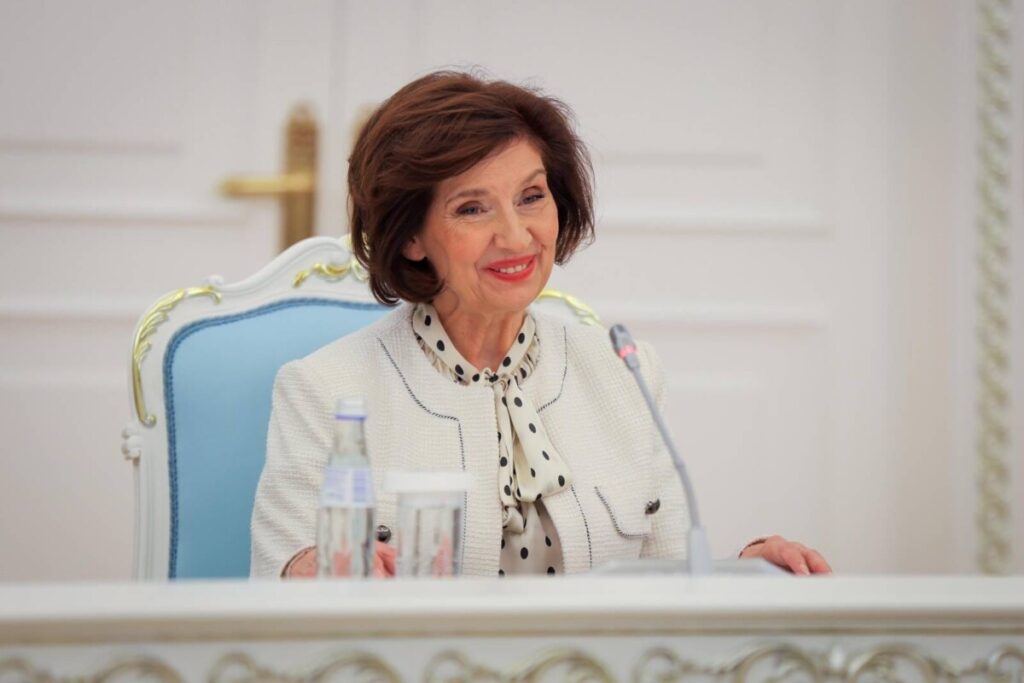 ВИДЕО Сиљановска-Давкова за владиниот авион: Колегите го викаат „авиончето на браќата Рајт“, најмало и најстаро!