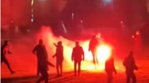 Протести во неколку градови во Србија по судирот во Нови Сад, приведени се неколку студенти