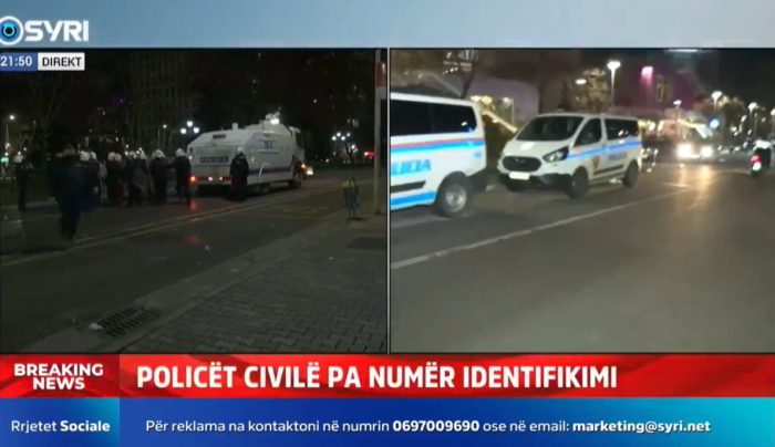 МОЛОТОВИ КОКТЕЛИ: Протест на опозицијата во Тирана, Бериша му порача на Рама дека деновите му се избројани