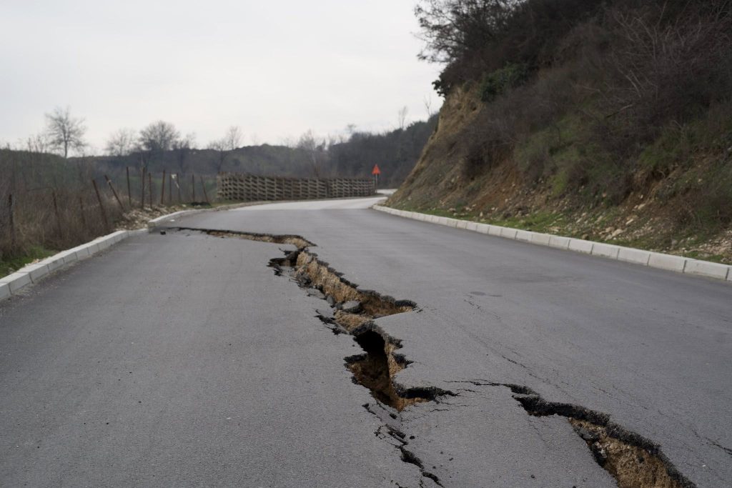 (ФОТО) Распука асфалтот на патот кон Теферич, итно е затворен за сообраќај
