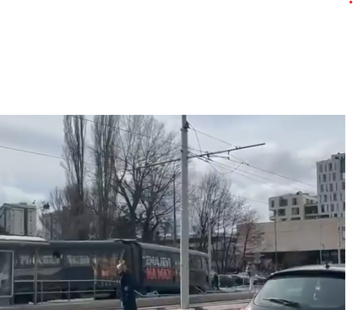 Трамвај излета од шините на една од најпрометните улици во Сараево: Една жена загина, неколкумина се повредени