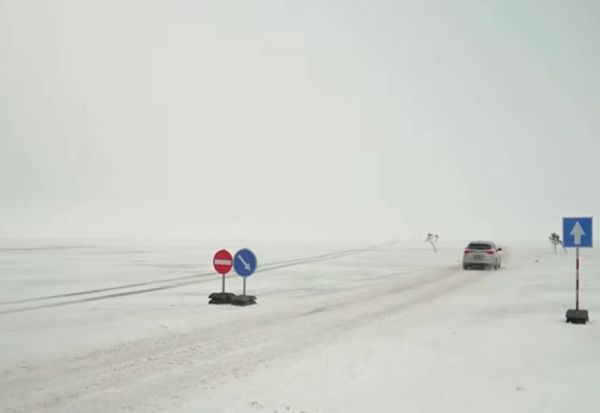 Необична маршрута: Со автомобили преку замрзнато море, без врзување појаси и со точно одредена брзина