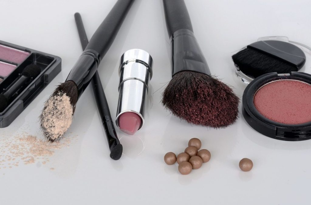 Кој ја гарантира безбедноста на шминката? Ревизијата открива опасни пропусти