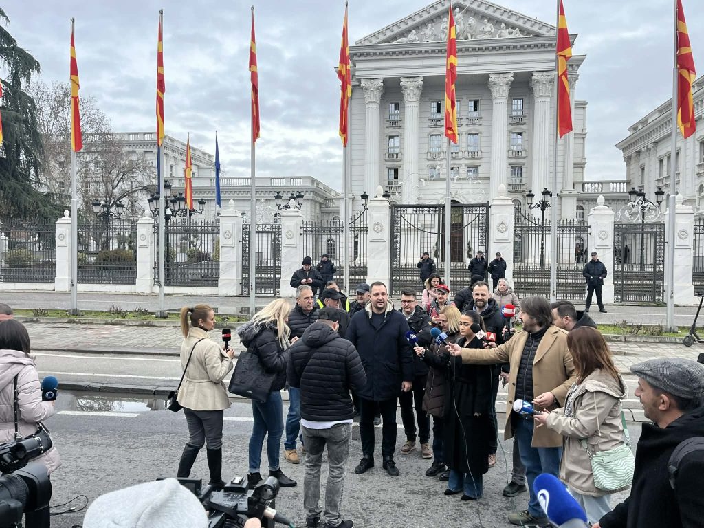 (ФОТО) Одлука за повисоки плати или генерален штрајк во март – порача Трендафилов од протестот пред Владата