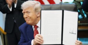 Трамп: Воведувам глобална царина од 10 проценти