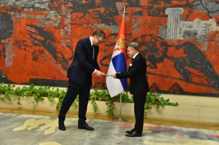 СДС И КУЗЕСКА „ВО ОФСАЈД“: Предлогот Душан Адамовиќ за конзул доаѓа од амбасадорот на Македонија што го поставија СДС и ДУИ