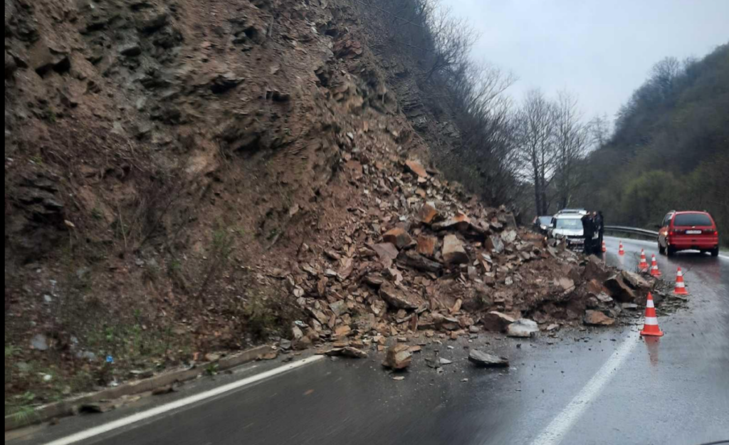 ВНИМАВАЈТЕ: Голем одрон во должина од 80 метри на автопат Скопје – Велес!