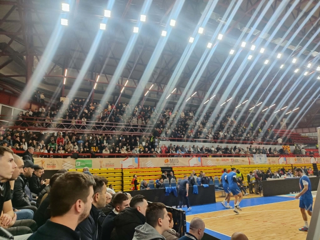 Огромен интерес за куп-финалето – на едно столче седат (најмалку) по двајца (ФОТО)