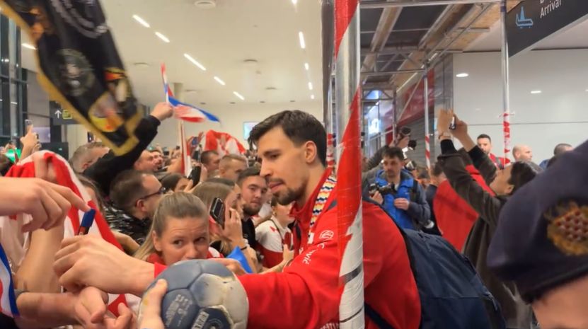 Илијадници фанови ги пречекаа хрватските ракометари на аеродромот во Загреб! (ВИДЕО)