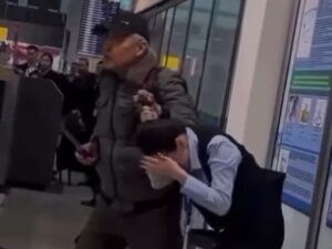 (ВИДЕО) Заложничка драма на аеродром во Казахстан – во едната рака нож, со другата држи девојка за коса