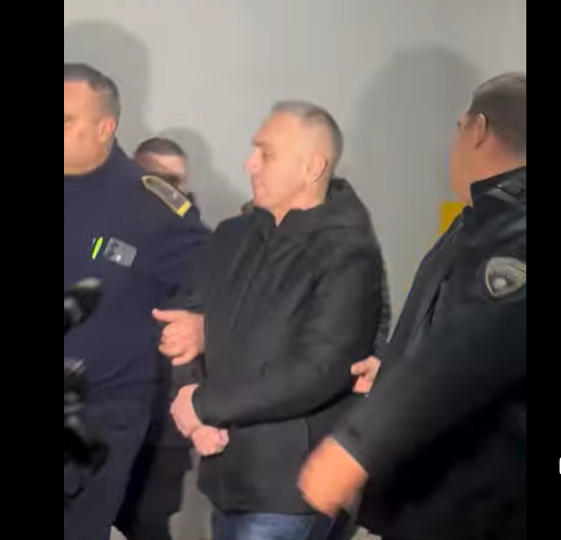 (ВИДЕО) Груби не им одговори на новинарите зошто се вратил и дали се чувствува виновен