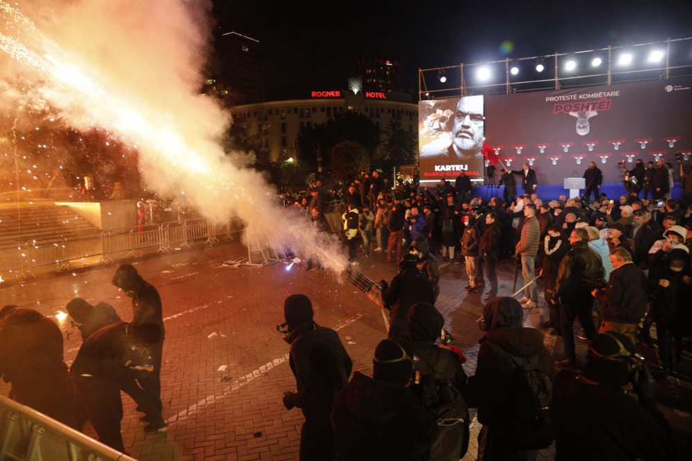 (Фото) Немири во Албанија: Демонстрантите фрлаа молотови коктели врз полицијата
