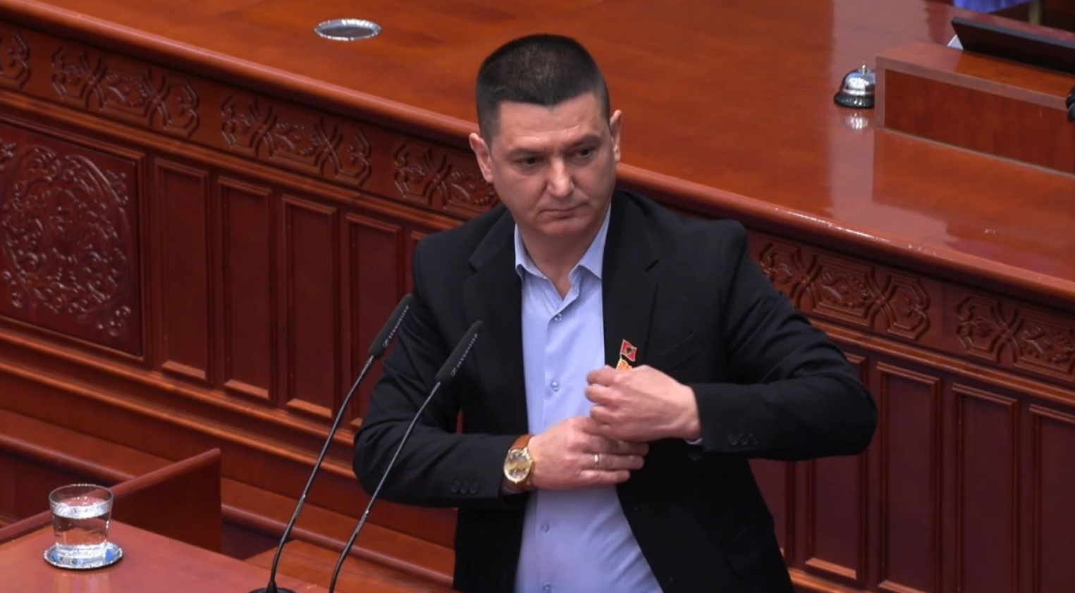 По забелешката од Мицкоски, Шаќири го стави македонското знаме на реверот