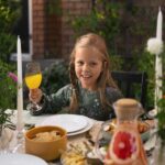 „Не јади со раце, внимавај, ќе истуриш…“ – Манирите на маса децата ги учат од вашиот пример