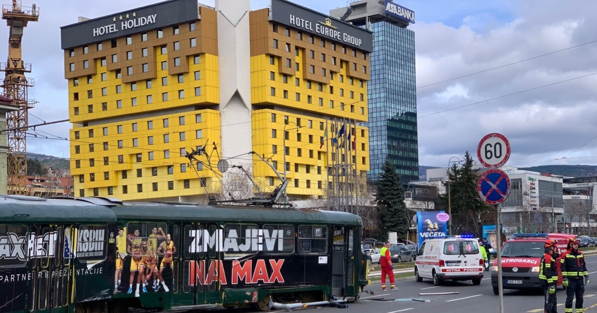 Еден загинат, двајца повредени откако трамвај излетал од шините во Сараево