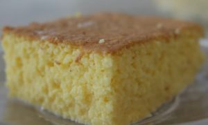 (ВИДЕО) КОХ СО 6 ЈАЈЦА: Рецепт за старомоден колач што може да се направи за 5 минути