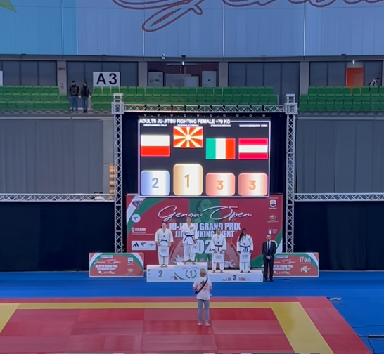 Македонската химна грмеше во Италија, Катерина Ацевска освои златен медал во џиу-џицу (ВИДЕО)