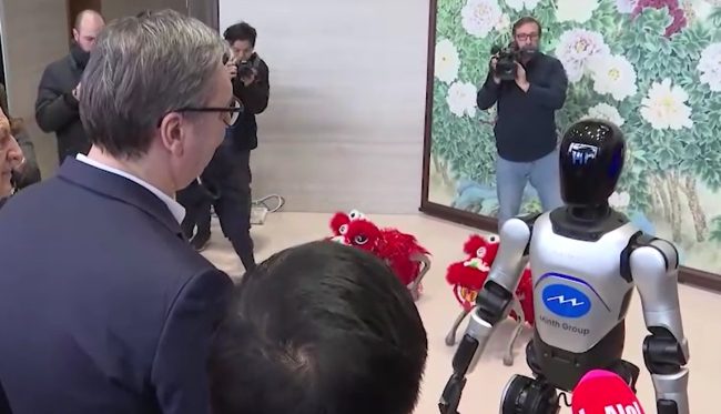 ВУЧИЌ НАЈАВИ ДЕКА СРПСКАТА ВОЈСКА ЌЕ БИДЕ ЗАЈАКНАТА СО ИЛЈАДНИЦИ ВООРУЖЕНИ РОБОТИ