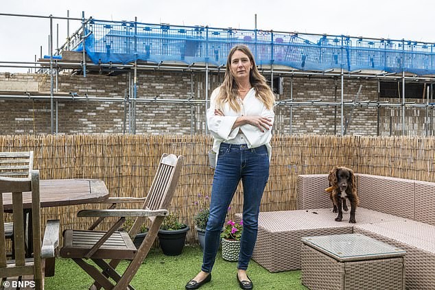 Мајка во очај: Општината ги заштити инвеститорите кои подигнаа незаконски бетонски ѕид пред моето приморско станче, ми ја упропасти глетката и му ја намали вредноста за 50.000 евра