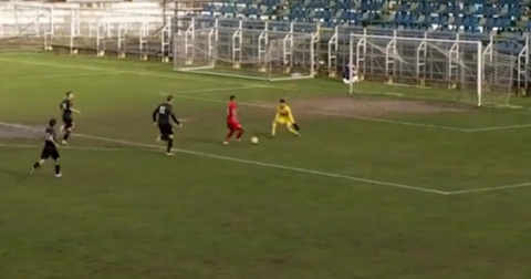 ВИДЕО: Ѝ побегна на одбраната, го помина голманот и го даде деби-голот за Работнички! 