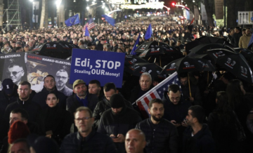 (ВИДЕО) Судири во Тирана: Молотови врз Владата, полицијата возврати со солзавец и водни топови