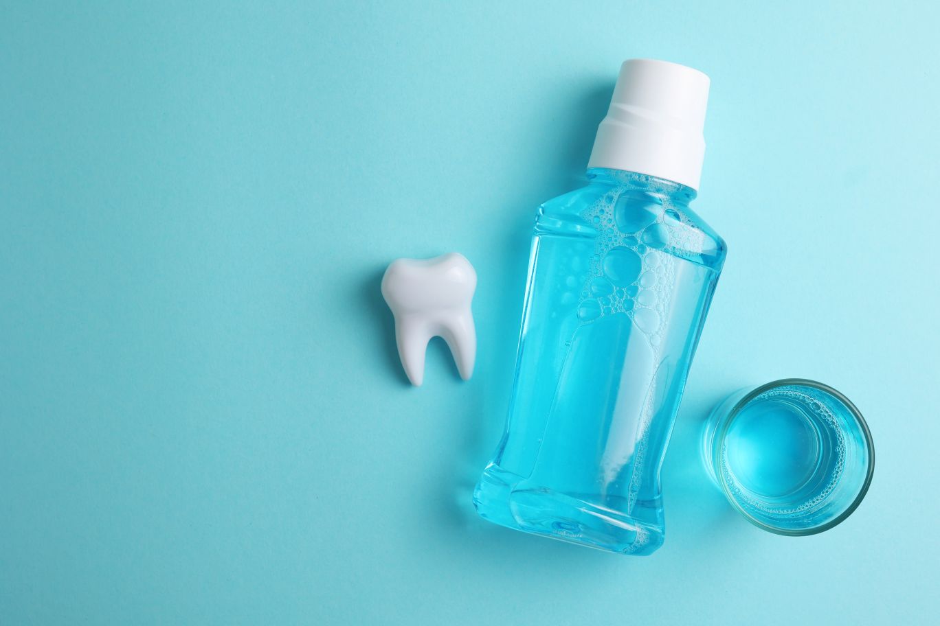 КОГА ВСУШНОСТ ТРЕБА ДА КОРИСТИТЕ ТЕЧНОСТ ЗА ПЛАКНЕЊЕ УСТА?