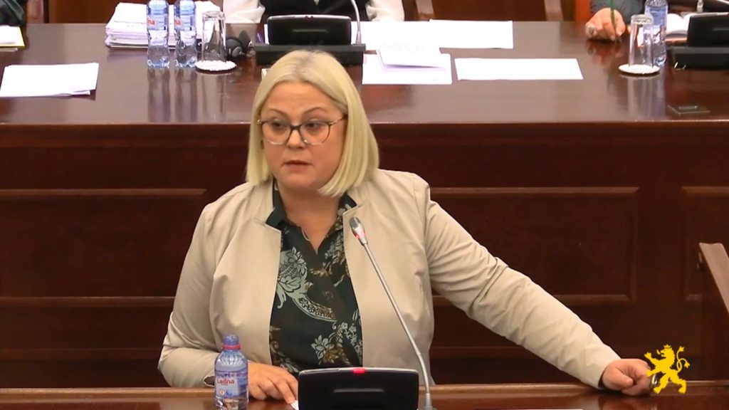 „Дафина Стојановска итно да си поднесе оставка – пратеничката функција е сосема спротивно од ова што таа го демонстрира“, велат од Левица