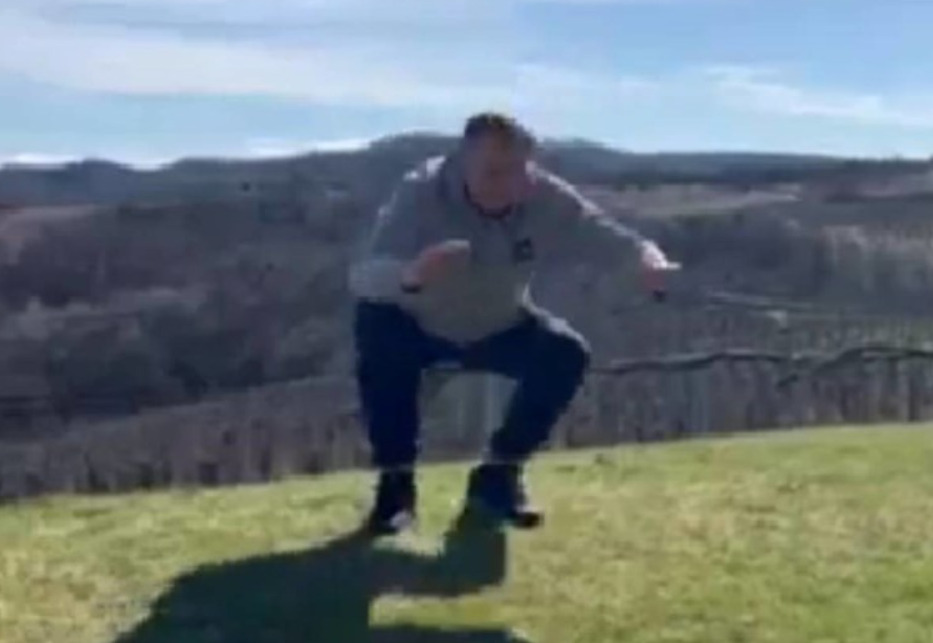 (Видео) Додик вежбаше во природа, па порача: „Никогаш не сум бил во подобра форма“